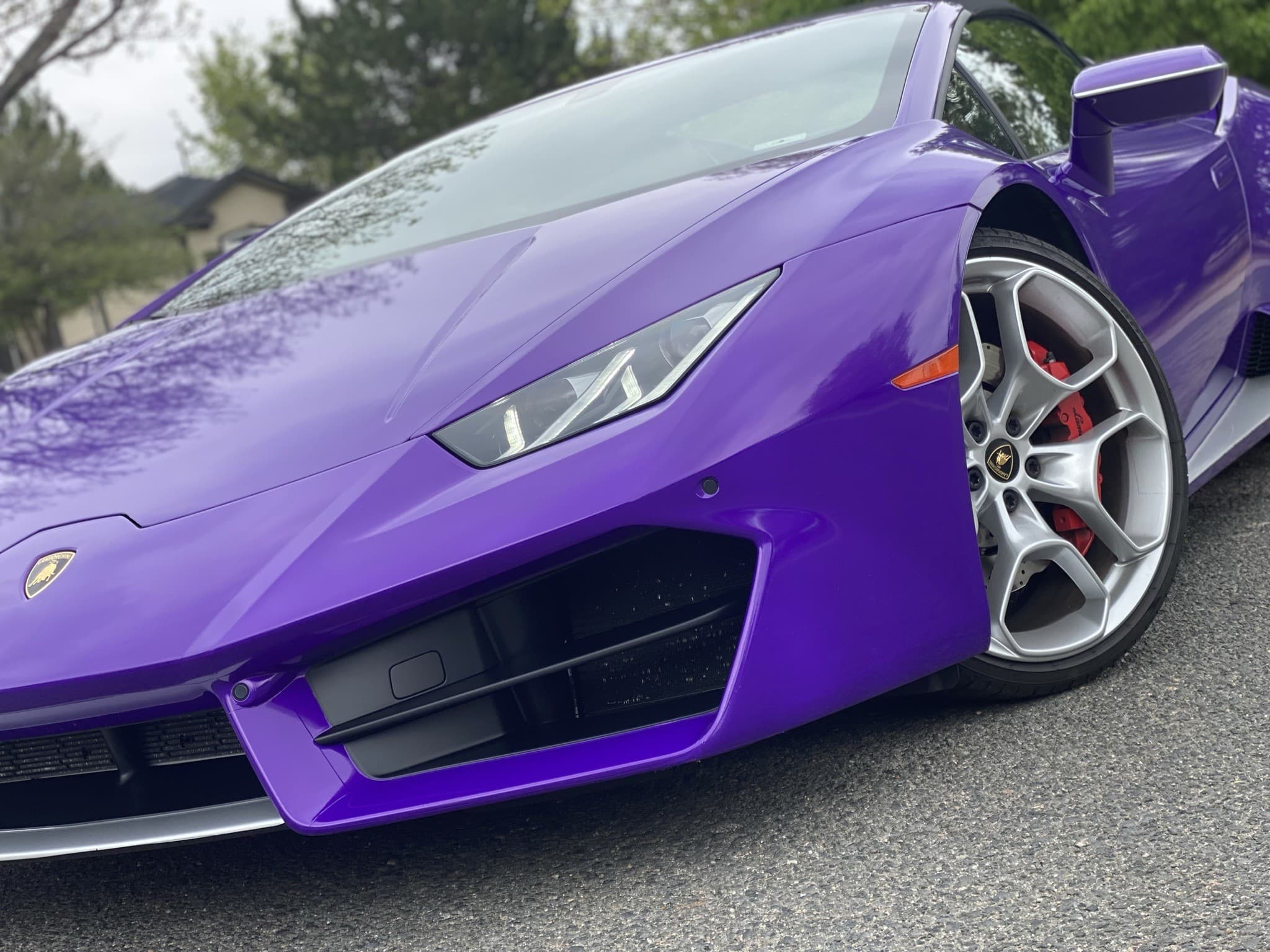 Lamborghini Huracán Spyder in purple, front three-quarter exterior