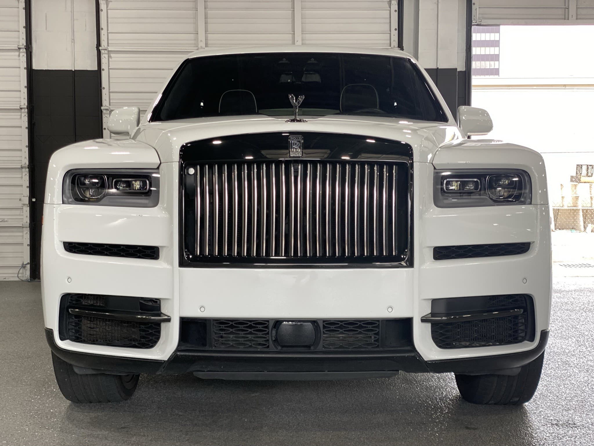 Rolls-Royce Cullinan Black Badge in white, front grille view